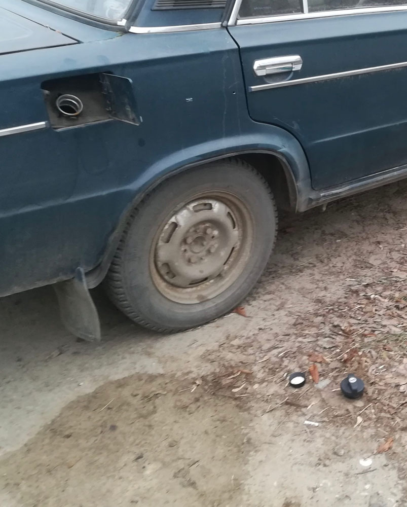 Водители Клинцов гадают, как бороться со сливом бензина во дворах