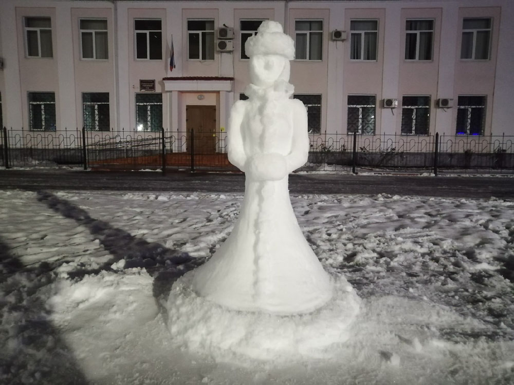 Центр Стародуба украсили снежные скульптуры