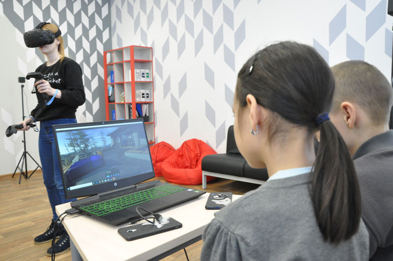 В сельских школах Брянской области осваивают квадрокоптеры и очки виртуальной реальности