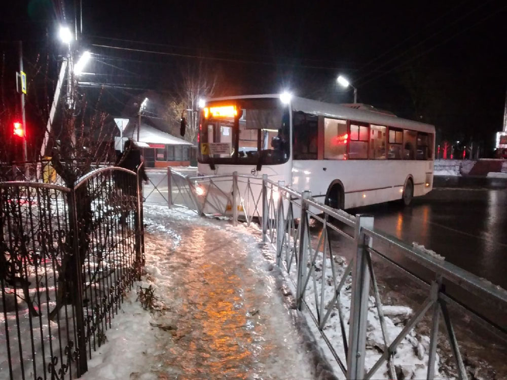 Возле Свенского монастыря в Брянске автобус снес забор