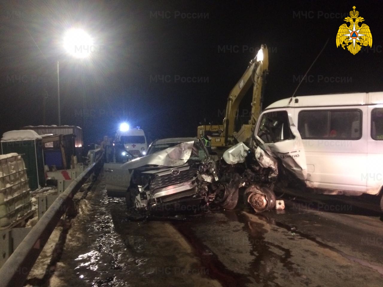 В жуткой аварии на брянской трассе пострадал 43-летний водитель грузовика