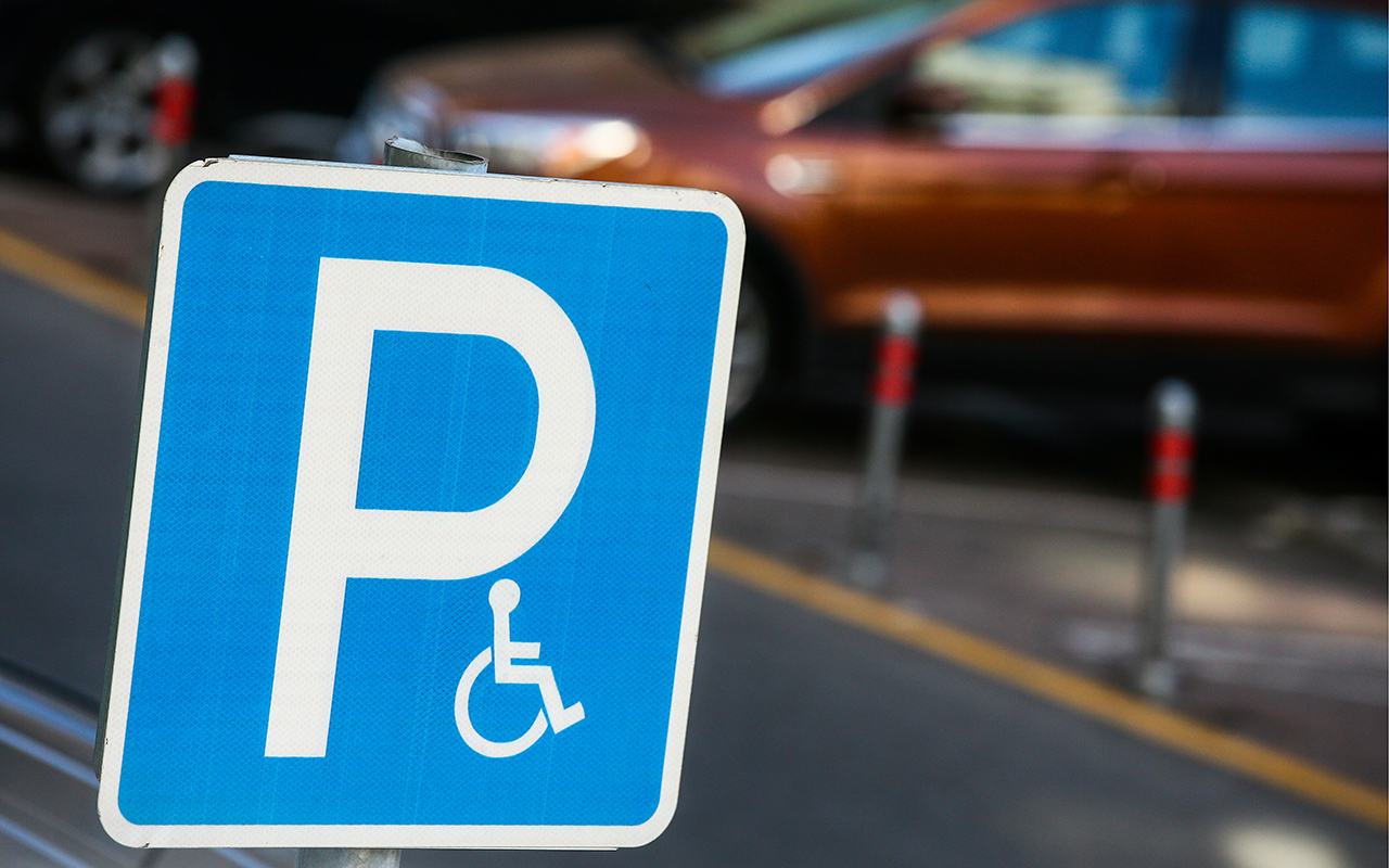 У жителей Брянской области остается три дня, чтобы оформить разрешение на бесплатную парковку для инвалидов