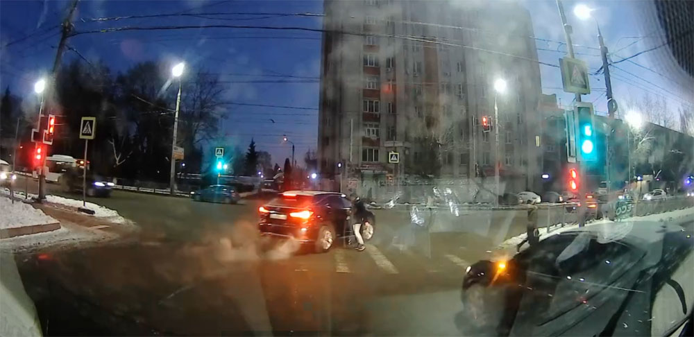 В Брянске новый светофор “привёл” к опасной суматохе на дороге (ВИДЕО)