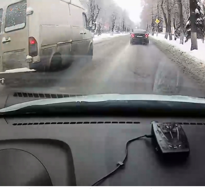 Автохам на фургоне стал героем ролика в Брянске (ВИДЕО)