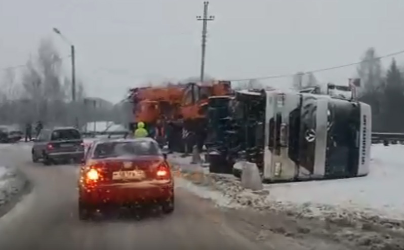 В Карачеве перевернулся грузовик (Видео)