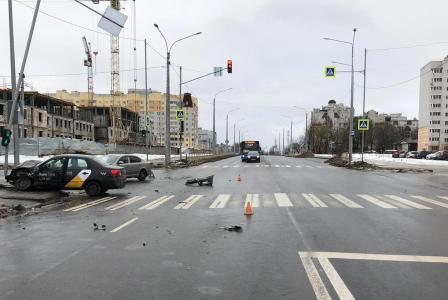 Автомобиль сбил светофор в Брянске