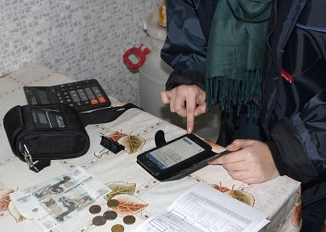 Брянцы оплачивают «коммуналку» из дома с помощью мобильного терминала Почты России