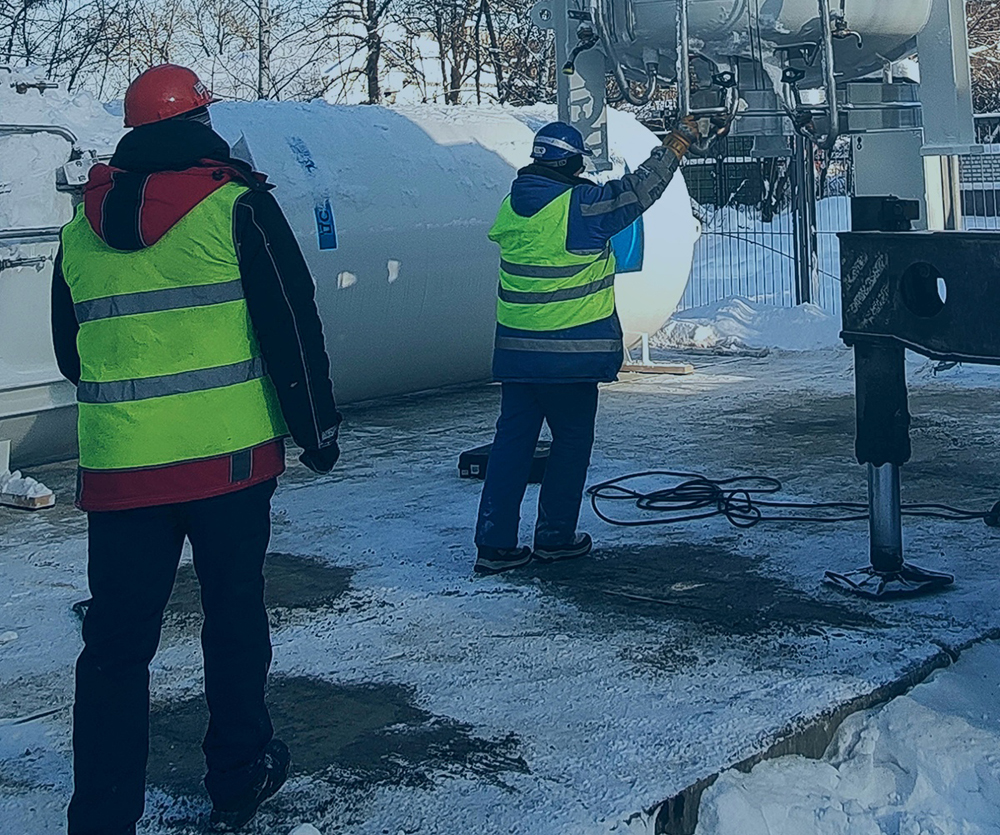 Установка брянск. Кислород на Брянской улице. Станция жидкого кислорода у больницы. Работа с жидким кислородом. Фото резервуаров с кислородом возле больницы.