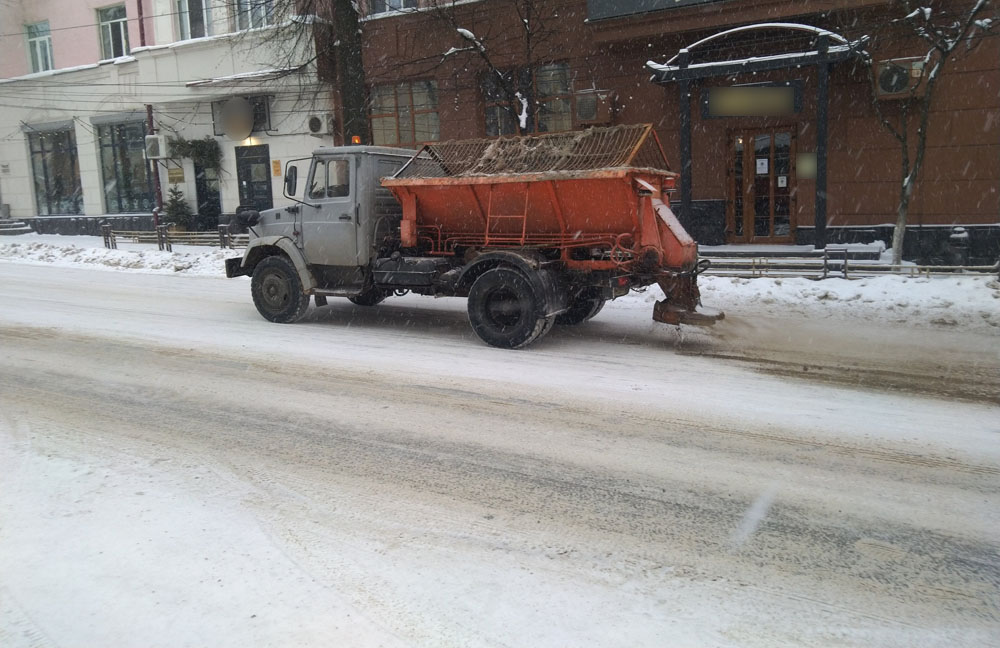 Коммунальные службы Брянска пытаются ликвидировать последствия очередного снегопада