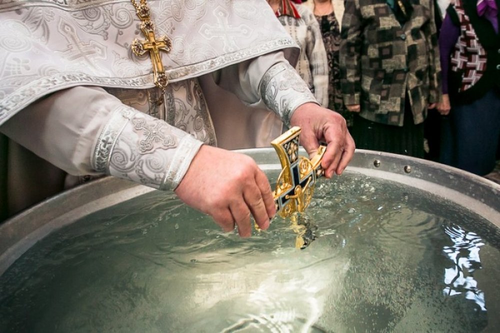 Для раздачи крещенской воды в Брянске потребовались волонтеры