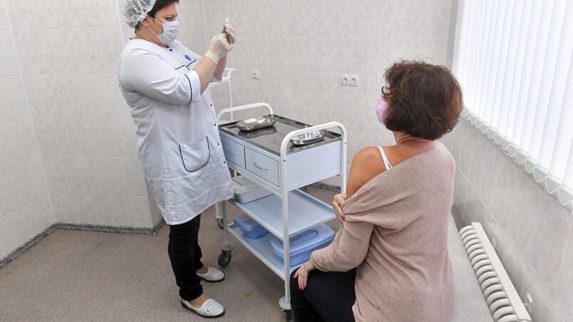 Жители Брянщины смогут записаться на прививку против коронавируса на Госуслугах.
