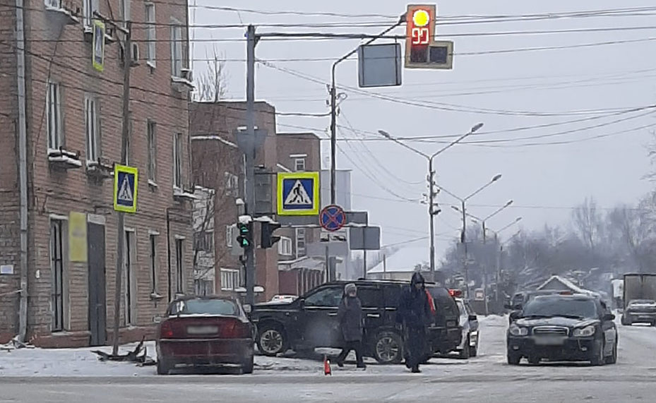 Две легковушки столкнулись на улице Никитина в Брянске