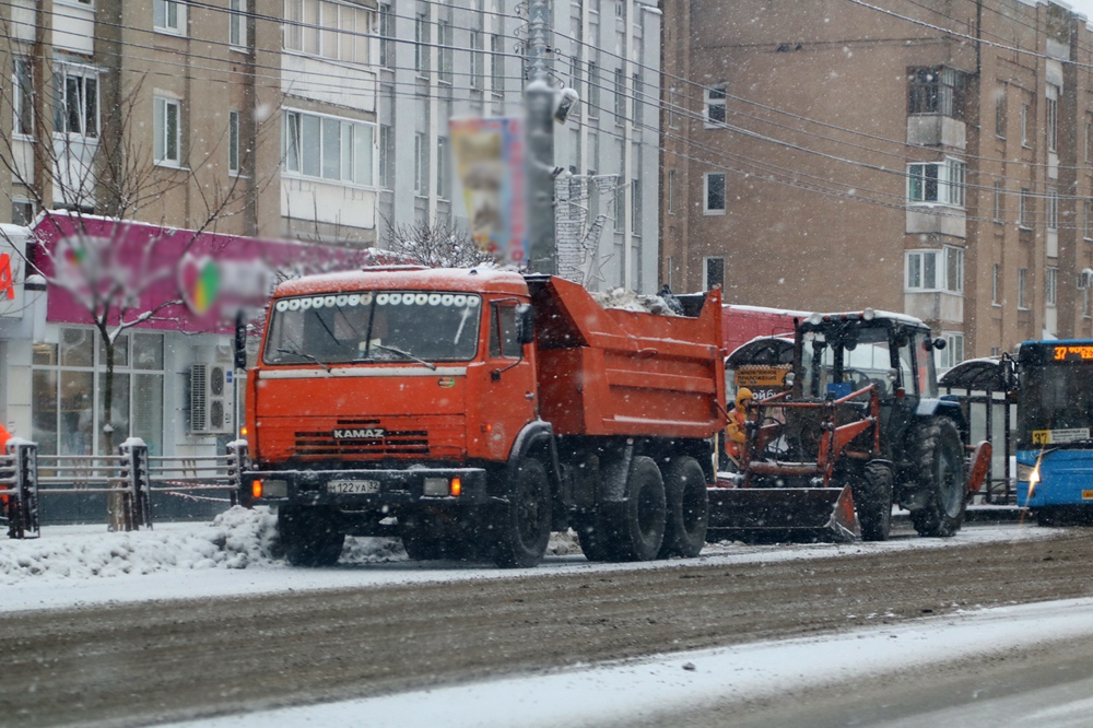 На улицы Брянска вышла снегоуборочная техника