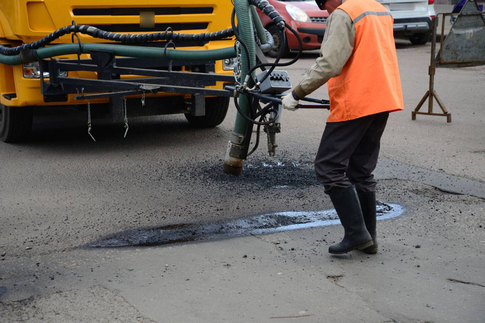 Дорожники продолжают ремонтировать дороги Брянска и зимой. Точечно