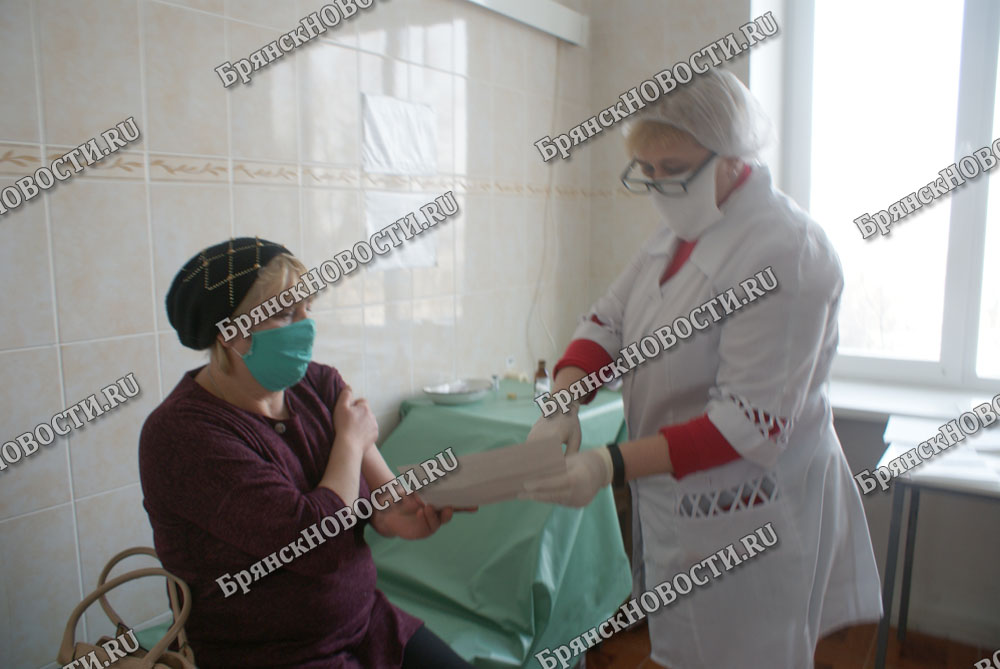 9918 жителей Брянской области получили первый компонент вакцины «Спутник V»