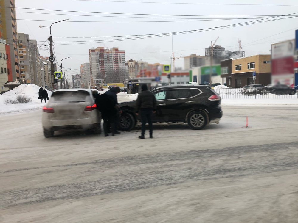 В Брянске возле БГУ произошла авария с Porsche Cayenne