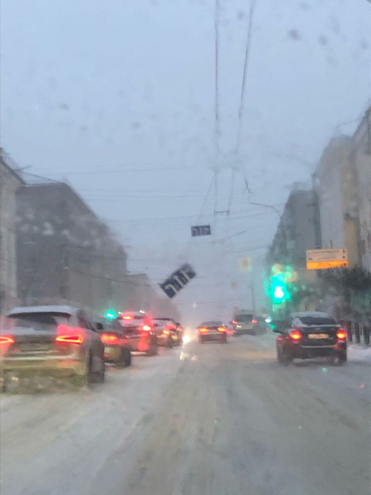 Ветром во время метели в Брянске сорвало дорожный знак