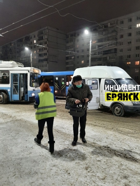 В Брянске два автобуса попали в нелепую аварию