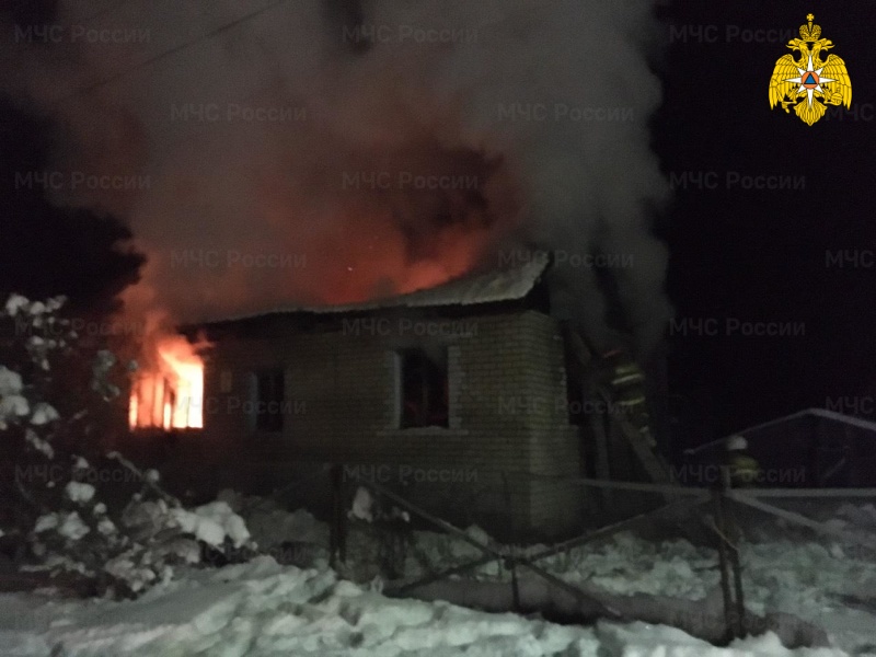 При пожаре в Жуковском районе пострадали двое, один погиб