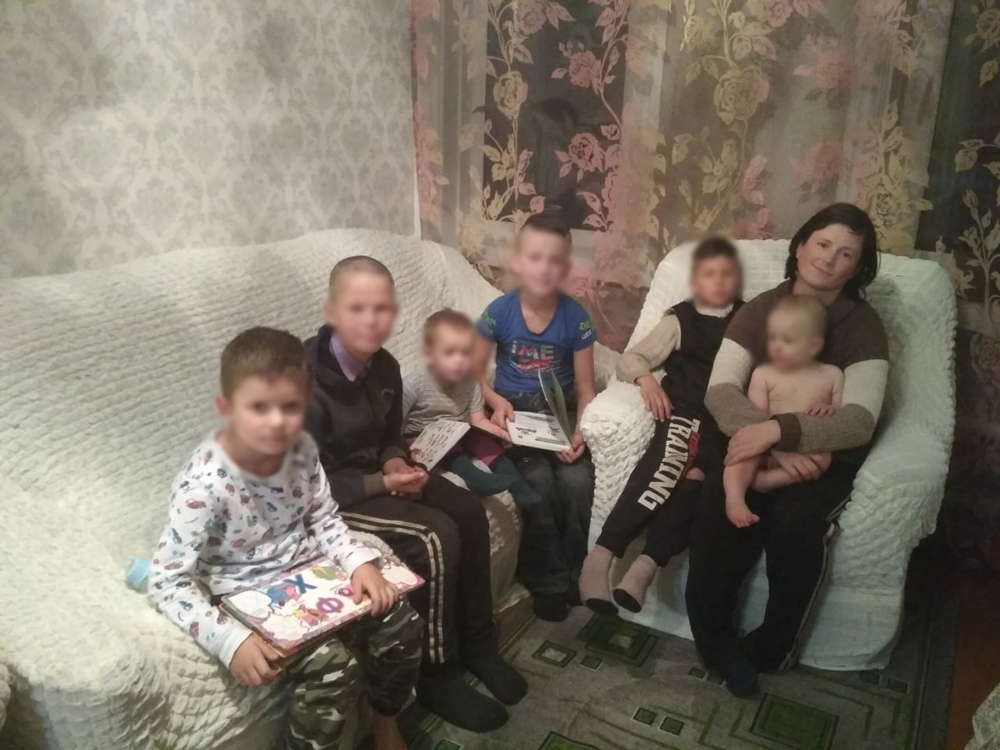 Жительница Новозыбкова за деньги, полученные в наследство, купила дом многодетной семье
