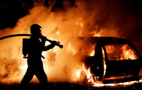 В Брянске на Павлова сгорели четыре автомобиля, дом спасли