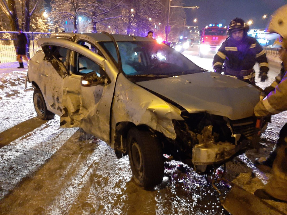 В перевернувшемся автомобиле на проспекте Станке Димитрова в Брянске пострадал человек (ВИДЕО)
