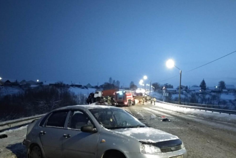 На трассе А-240 в Брянской области столкнулись фура, Камаз и легковой автомобиль