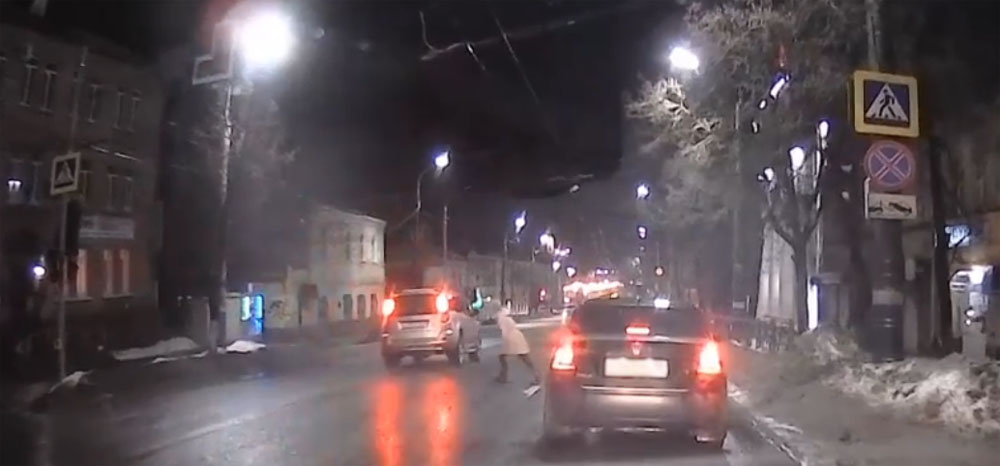 Девушка едва не попала под автомобиль на пешеходном переходе в Брянске