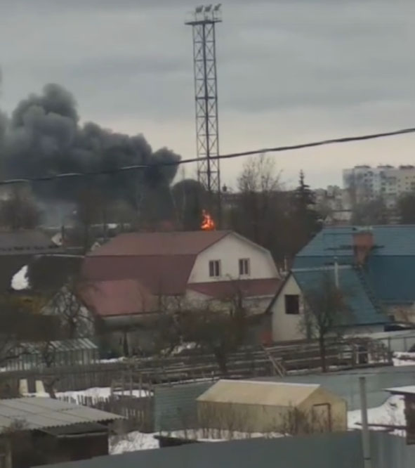 «Там огонь высотой в 3 этажа»: в Брянске ликвидируют крупный пожар