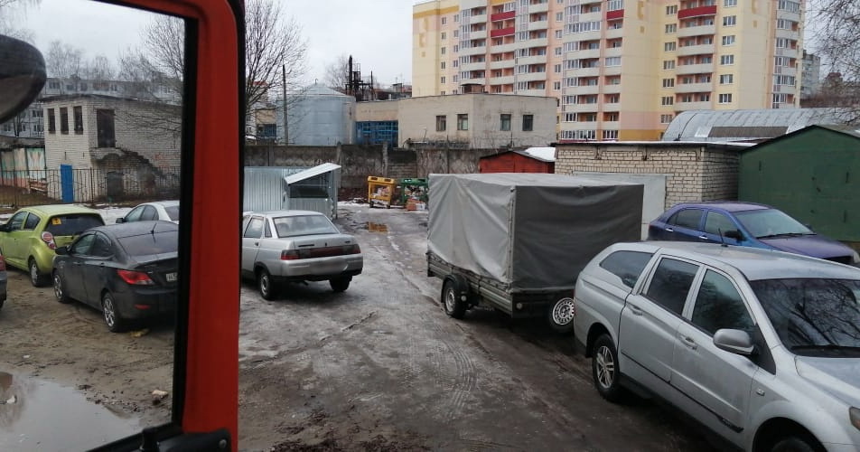 В Брянске мусоровозы не могут подъехать к контейнерным площадкам из-за припаркованных во дворах машин