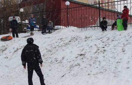 Снежные валы от уборочной техники дети в Брянске приспособили под горки