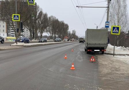 Перебегавшая дорогу пенсионерка попала под грузовик в Брянске