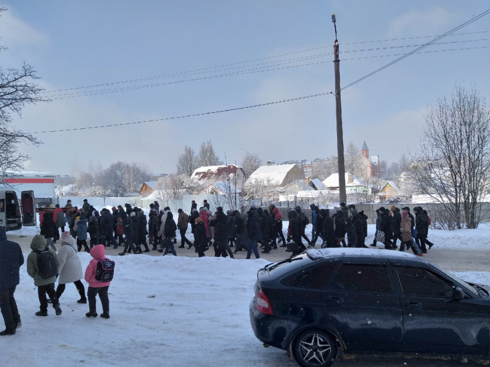 Трагедия в брянской школе. Жители Дятьково. В Дятьково простились.