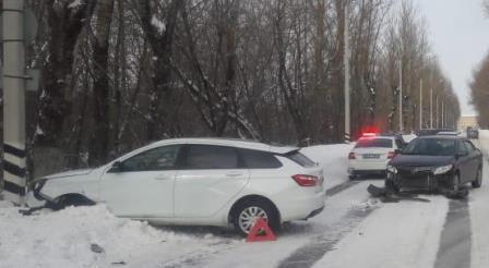 Из-за скользкой дороги в Брянске водитель не совладал с авто и вылетел на «встречку»