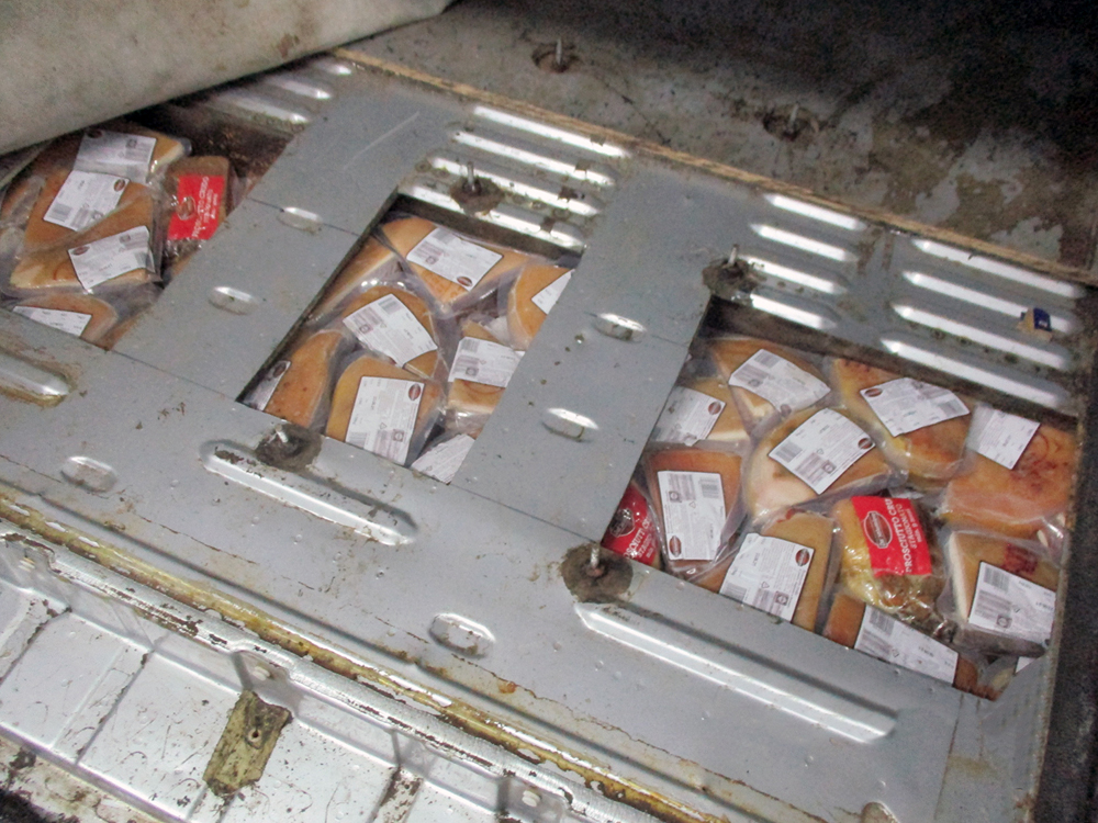 Брянские таможенники обнаружили санкционное мясо в тайнике микроавтобуса с Украины