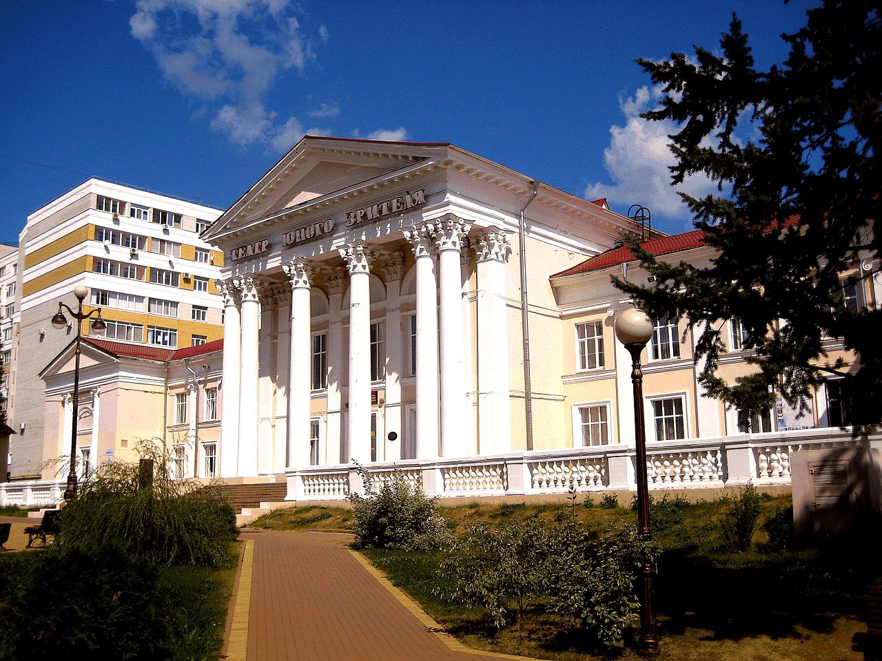 Здание ТЮЗа в Брянске решили реконструировать и защитить от оползней