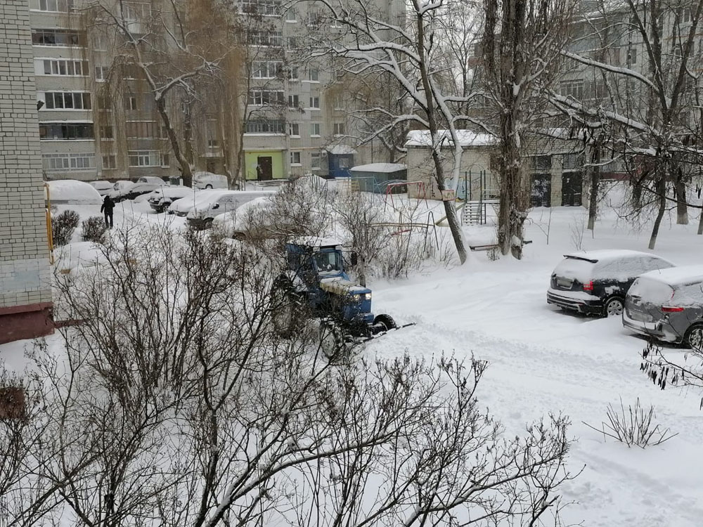 В Брянске управляющим компаниям выписали десятки штрафов за снежные заносы во дворах
