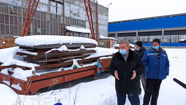 «Извиняющиеся» позы чиновников в цехах Новозыбковского машиностроительного завода