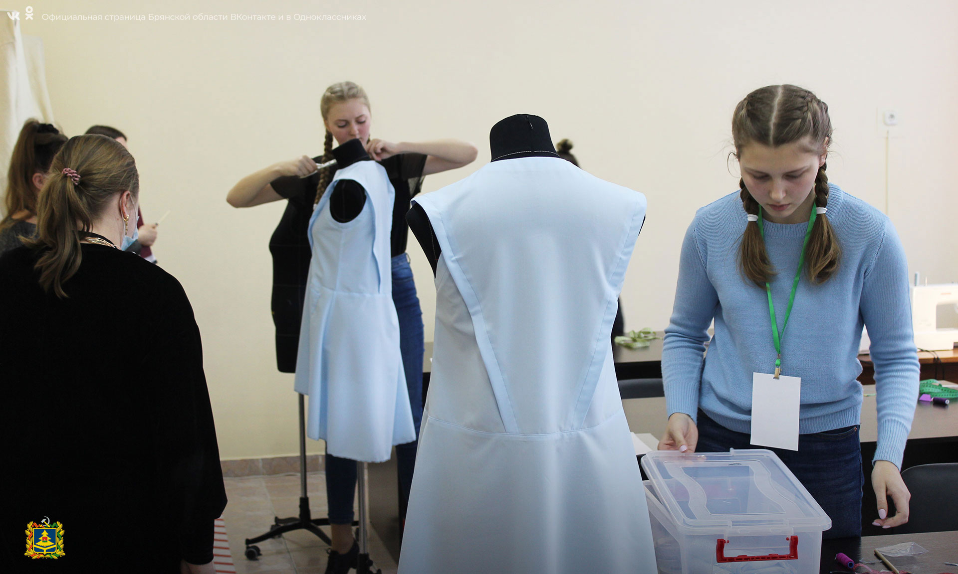 Юные дизайнеры из Брянска сшили платья за восемь часов