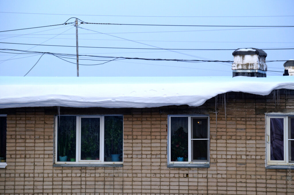 Снежные шапки на крышах в Жуковском районе рискуют обрушиться на головы прохожих