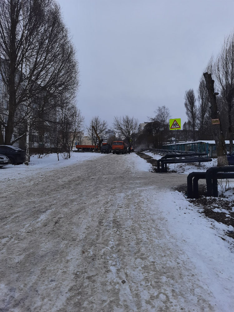 Коммунальщики вторые сутки устраняют «долину гейзеров» на Новом городке в Брянске