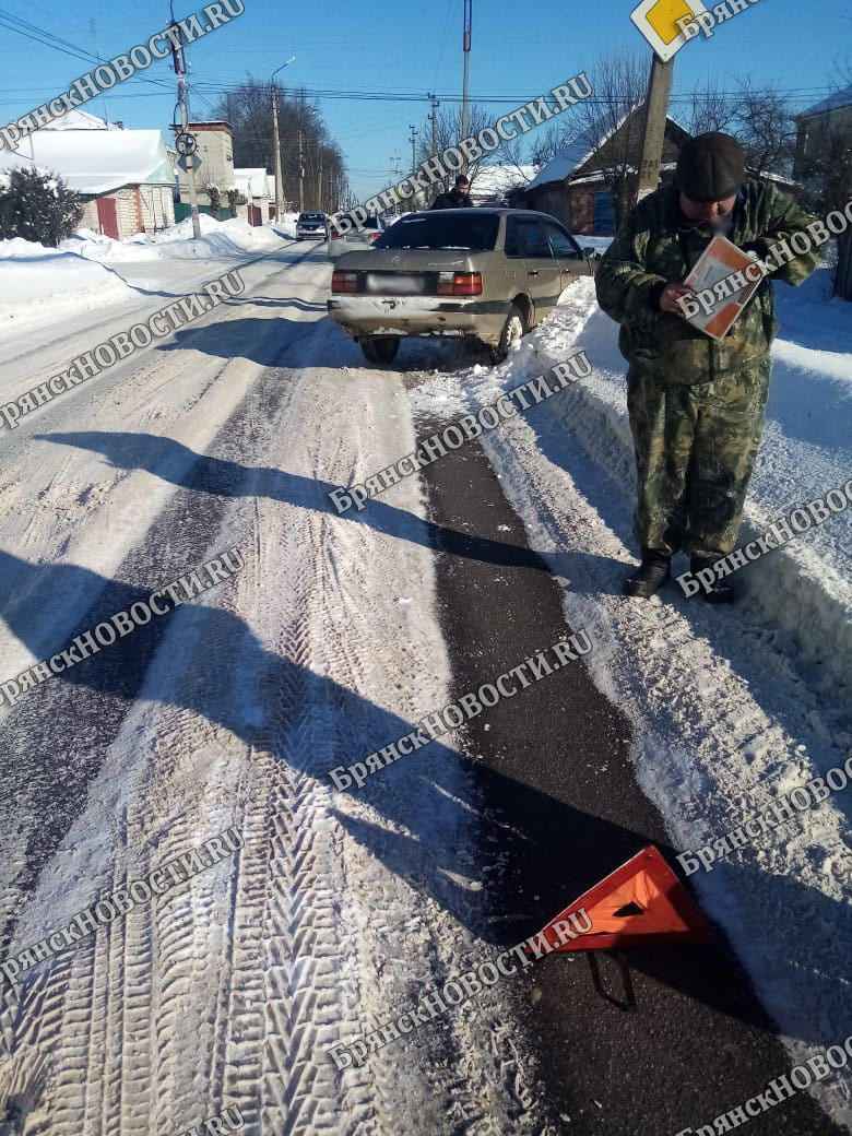 В столб через сугроб: иномарка врезалась в электроопору в Новозыбкове •  БрянскНОВОСТИ.RU