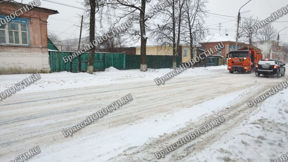 Тяжелые мусоровозы застревают на узких грунтовых дорогах Новозыбкова