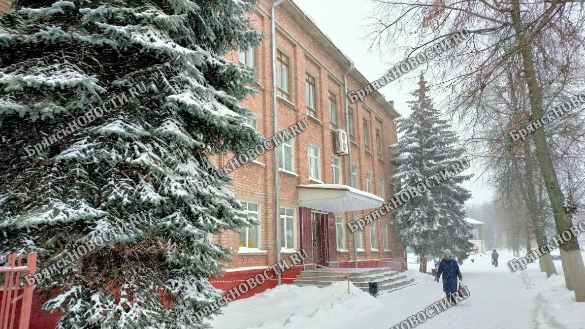 В детской музыкальной школе Новозыбкова заменят более сорока «не фасадных» окон