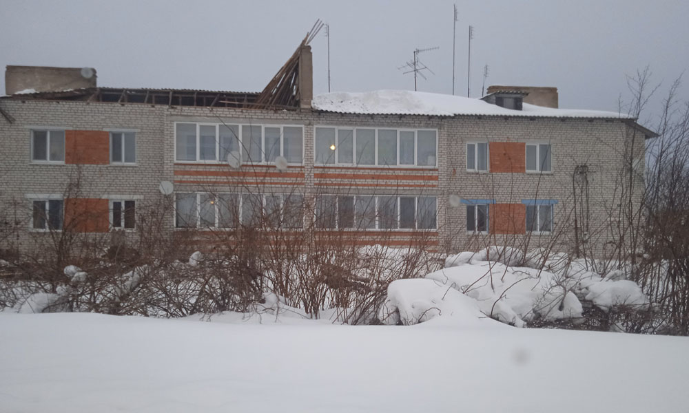 Крыша двухэтажного дома в брянском поселке не выдержала тяжести снега