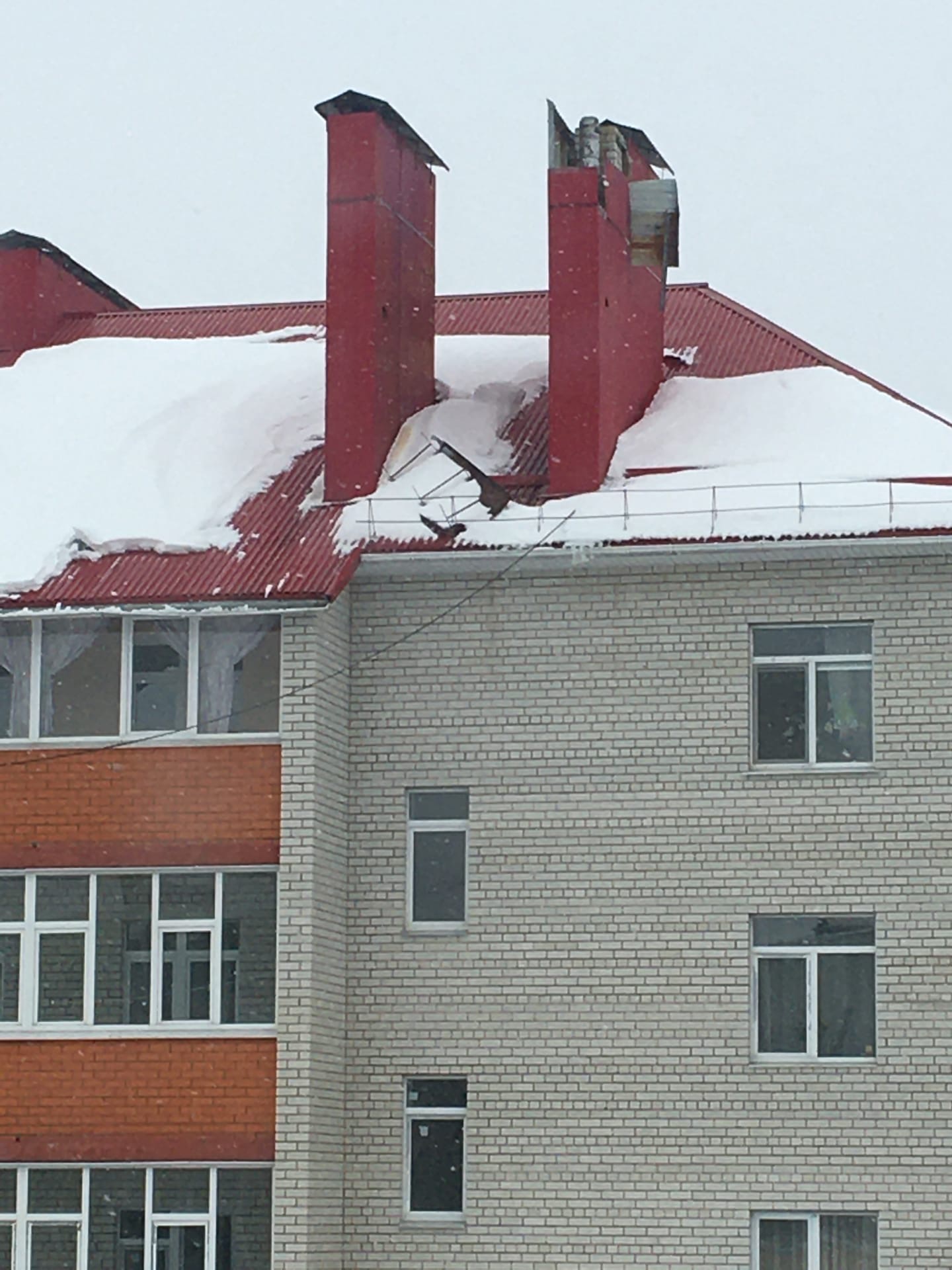 С трубы на крыше дома в Карачеве сорвало металлопрофиль