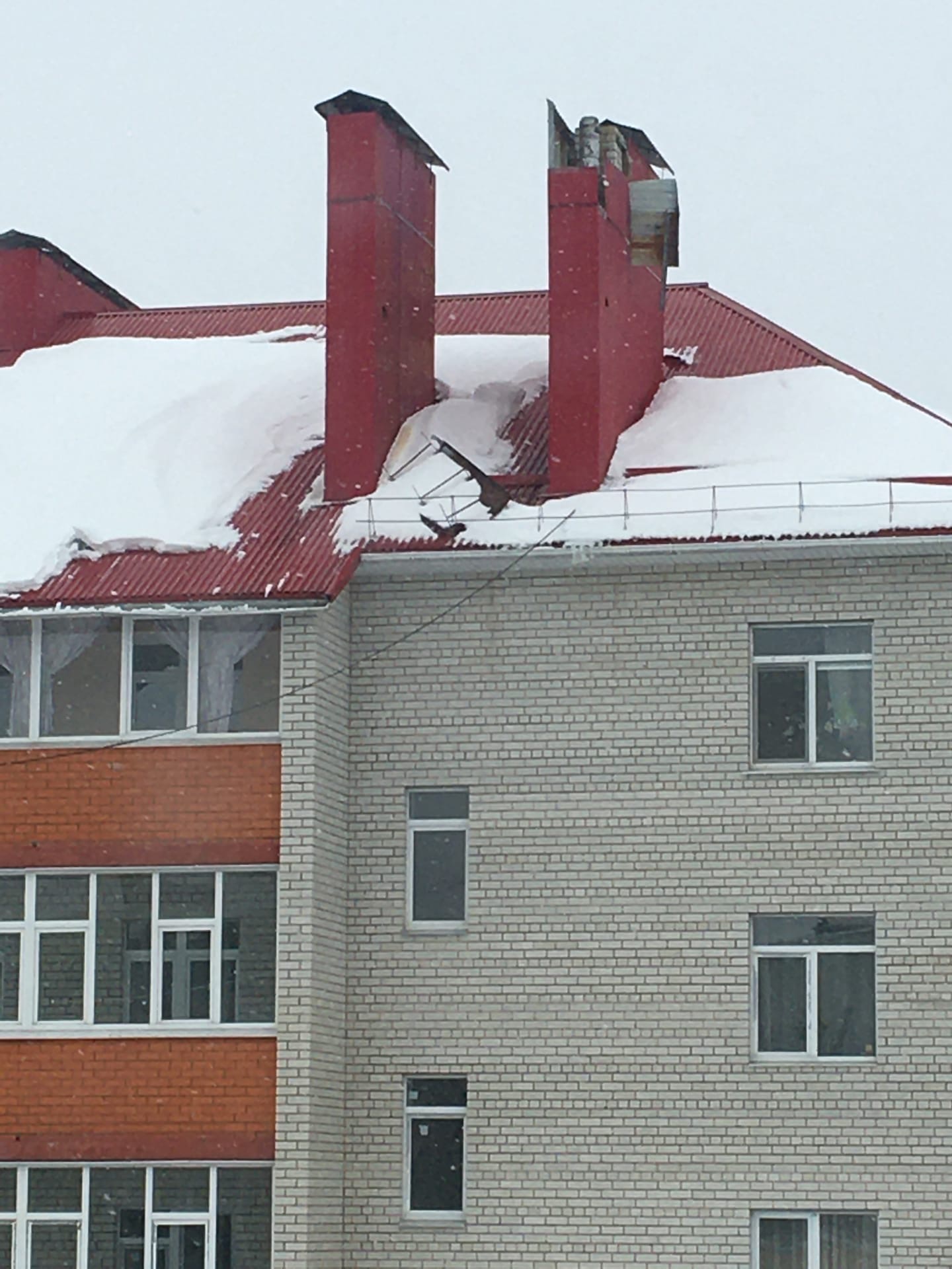 С трубы на крыше дома в Карачеве сорвало металлопрофиль • БрянскНОВОСТИ.RU