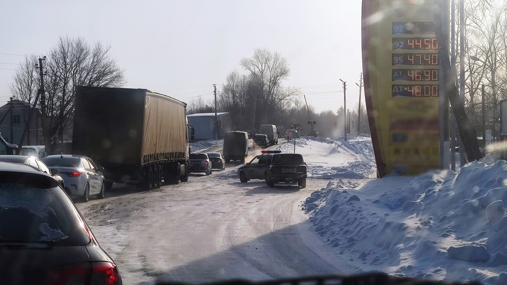 Участок дороги через железнодорожный переезд в Новозыбкове стал труднопроезжаемым