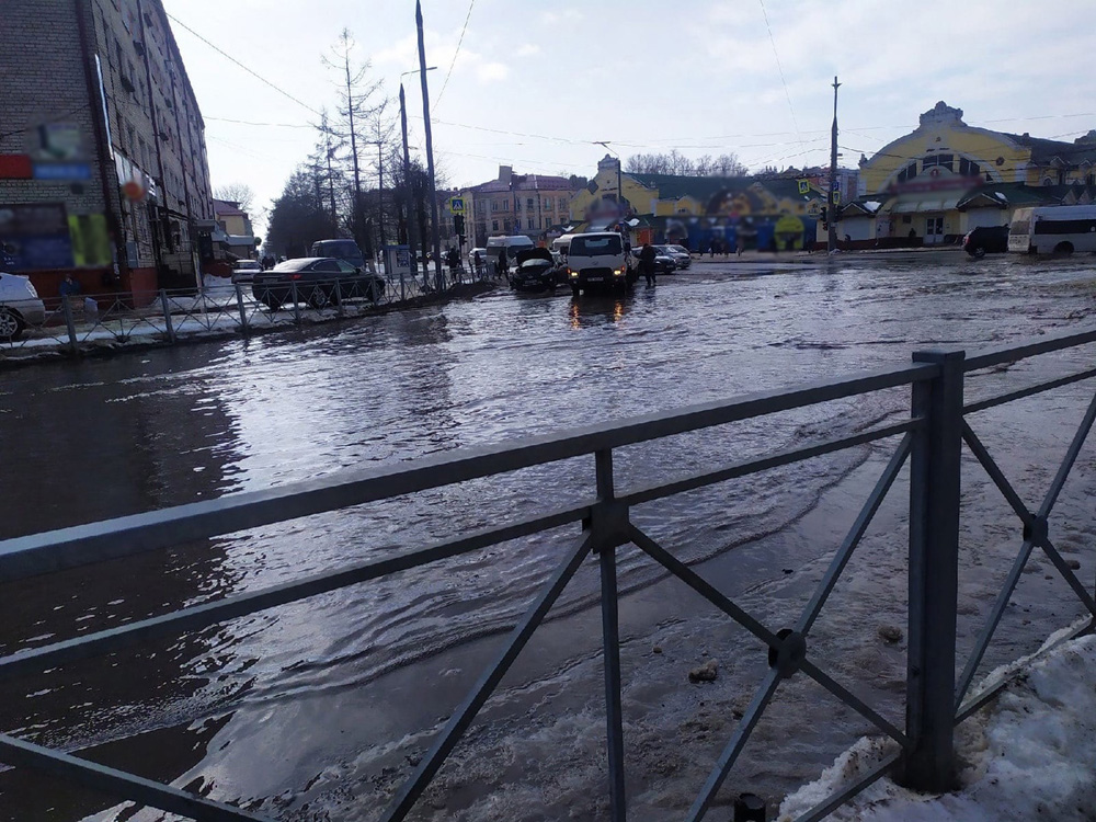Брянск поплыл: талые воды от неубранного снега затапливают дороги и дворы