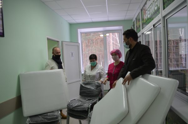 Бизнесмен пришел в больницу Климово со своими стульями